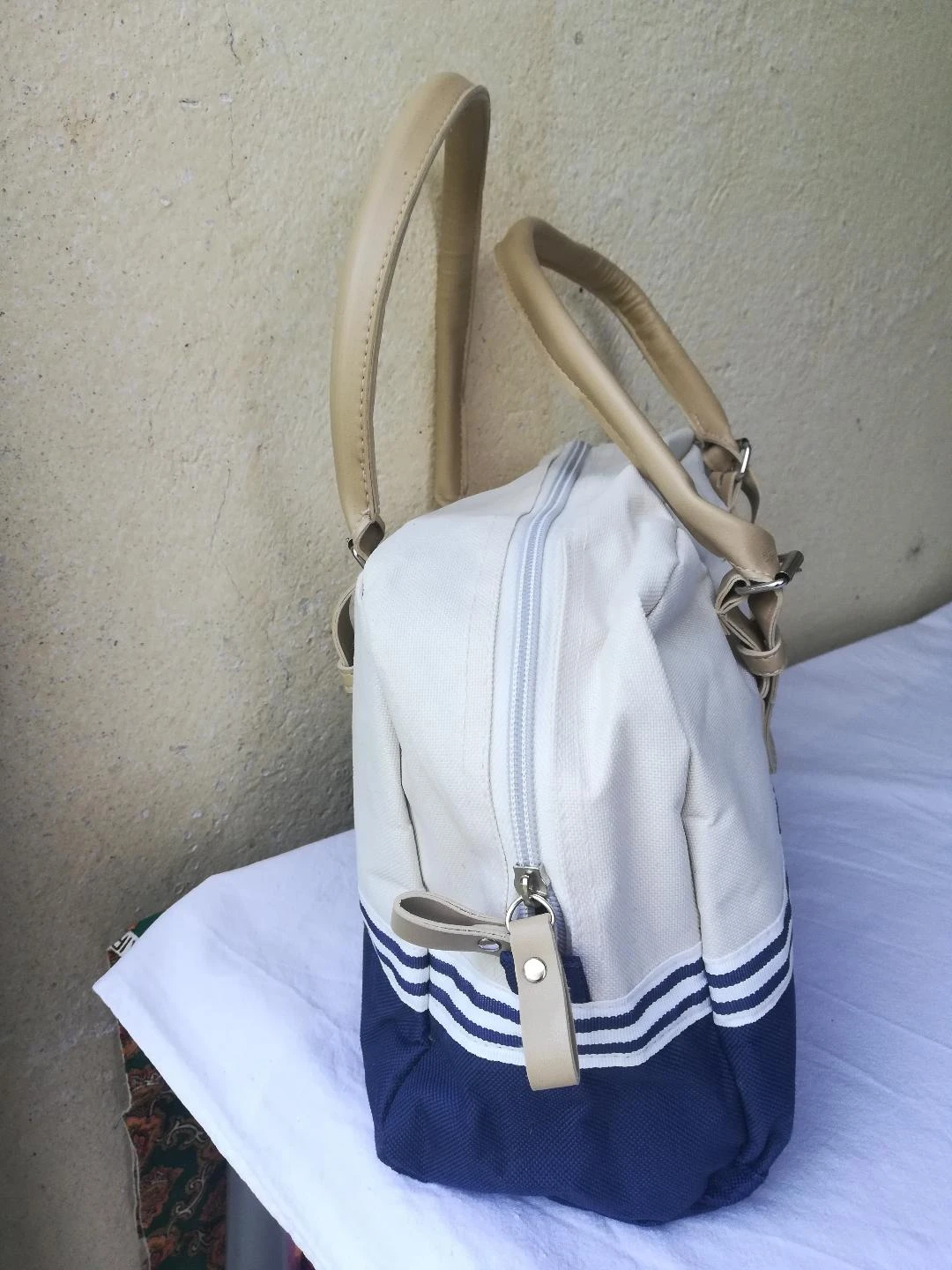 Handtas van stoffen lichtbeige onderaan marineblauw met nieuw handvat (1 streep op 1 handvat) – photo 16